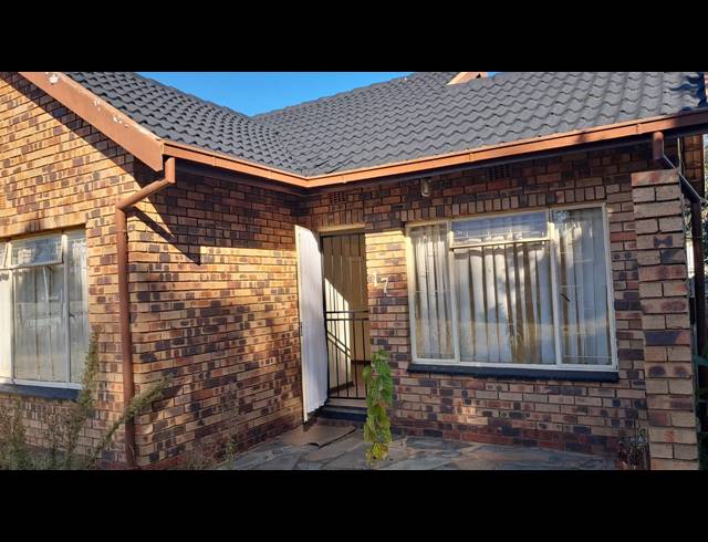 3 BEDROOM FREEHOLD FOR SALE IN CRYSTAL PARK